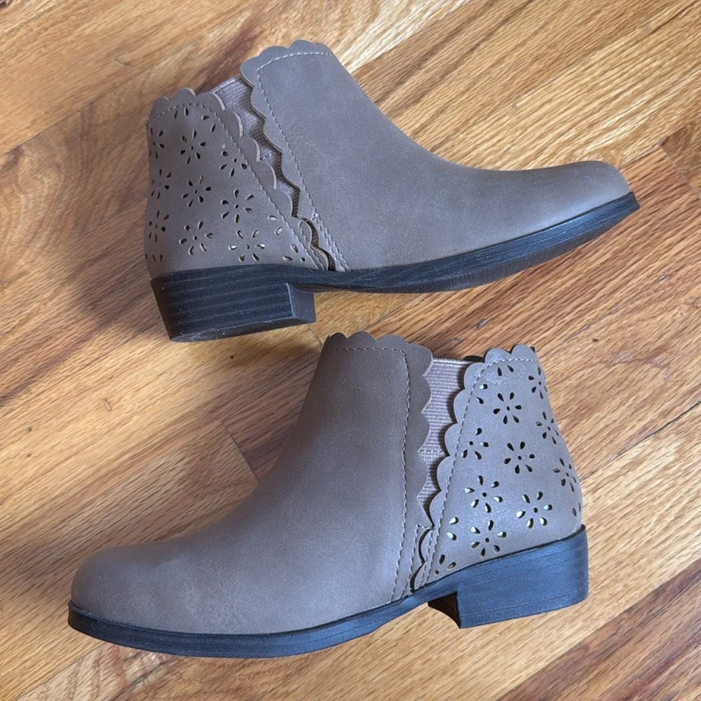 NWT Girls Brown Boots (Size 1)
